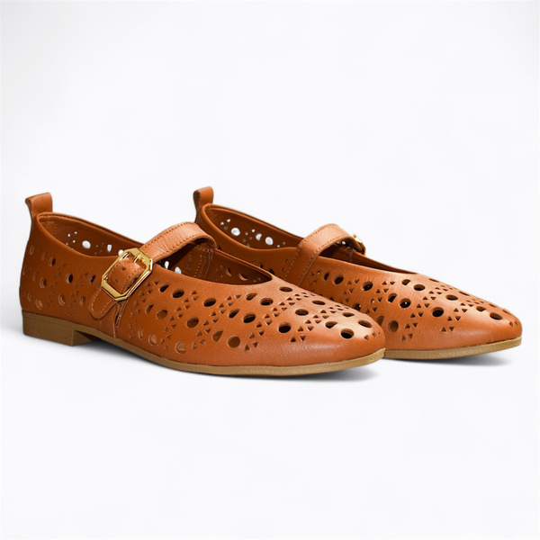 RED WOMEN'S LOW-TOP SHOES LIKE THESE