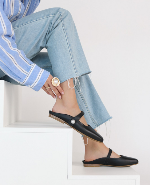 Cirsena Women's Black Leather Flip-Flops