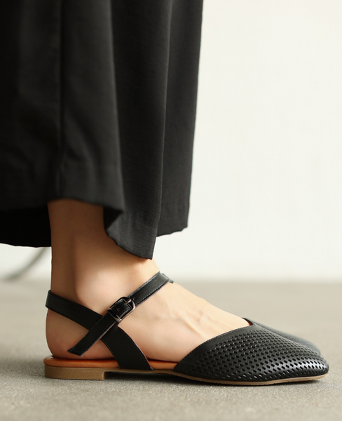 Laveria Women's Black Leather Sandals