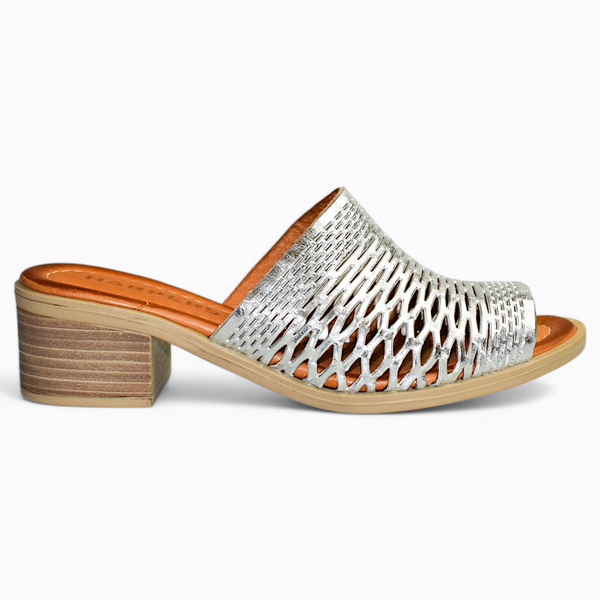 JERINDA WOMEN'S SILVER FLIP-FLOPS