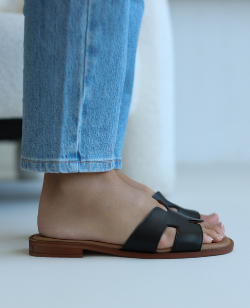 Hegeris Women's Black Leather Flip-Flops