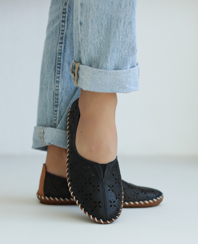 Selevra Women's Black Leather Low-Top Shoes