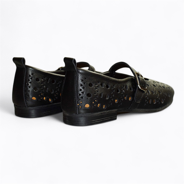 BLACK WOMEN'S LOW-TOP SHOES LIKE THESE
