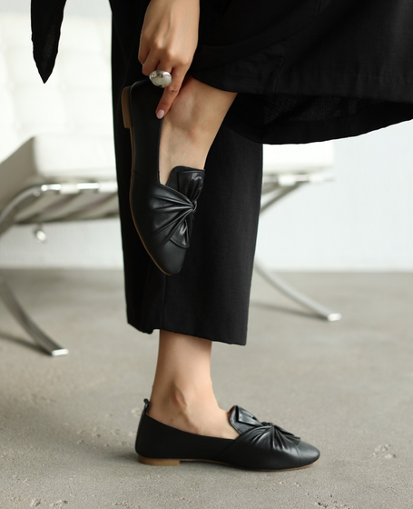 Robinia Women's Black Leather Low-Cut Shoes