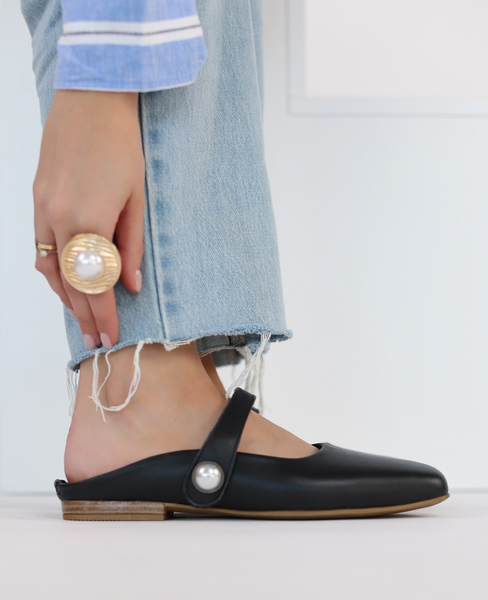 Cirsena Women's Black Leather Flip-Flops