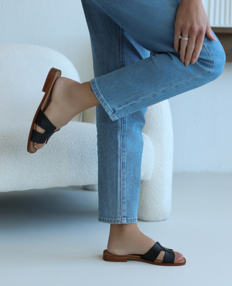 Hegeris Women's Black Leather Flip-Flops