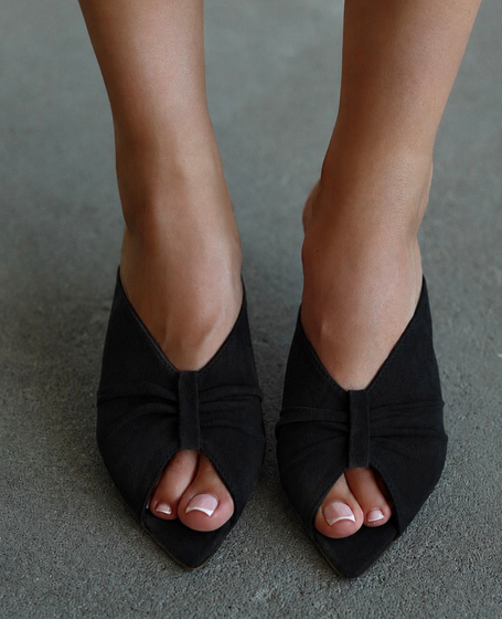 Krameti Women's Black Leather Flip-Flops