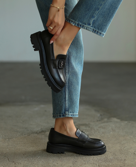 Fenoria Women's Black Leather Moccasins