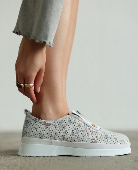 Pervela Women's White Leather Low-Cut Shoes with a Floral Motif