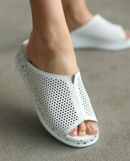 Udelira White Leather Women's Flip-Flops