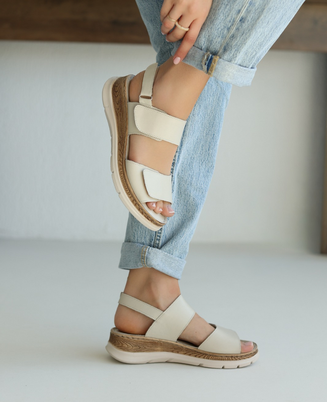 Tovelia Women's Gray Leather Sandals