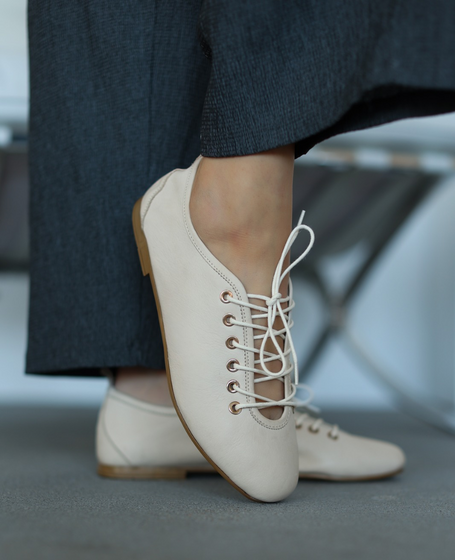 Kanvira Beige Leather Women's Low-Cut Shoes