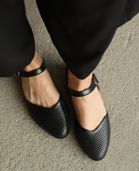 Laveria Women's Black Leather Sandals