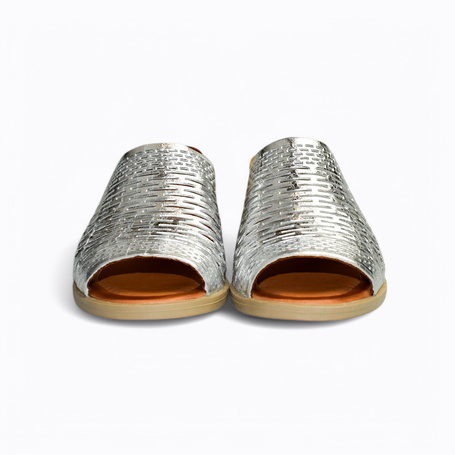 JERINDA WOMEN'S SILVER FLIP-FLOPS