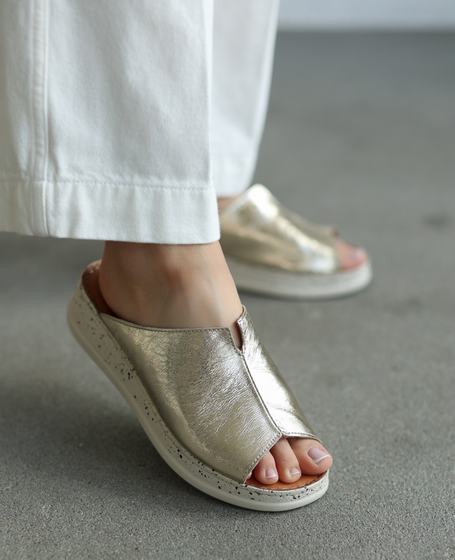 Udelira Women's Leather Gold Flip-Flops