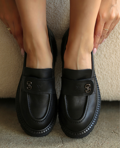 Fenoria Women's Black Leather Moccasins