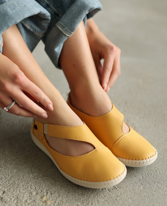 Pelvine Women's Mustard-Colored Leather Low-Cut Shoes