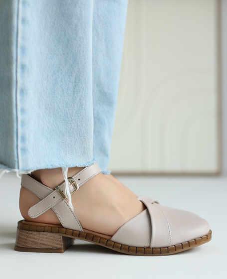 Arinsel Women's Gray Leather Sandals