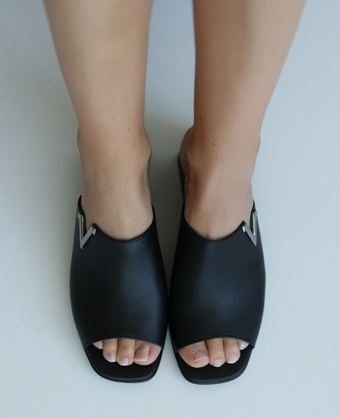 Hisveri Women's Black Leather Flip-Flops