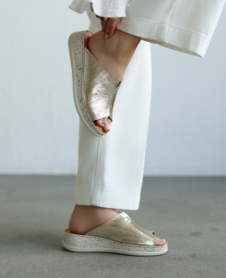 Udelira Women's Leather Gold Flip-Flops