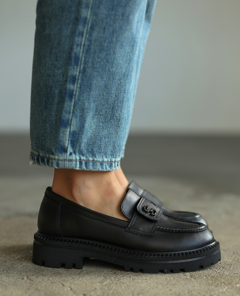 Fenoria Women's Black Leather Moccasins