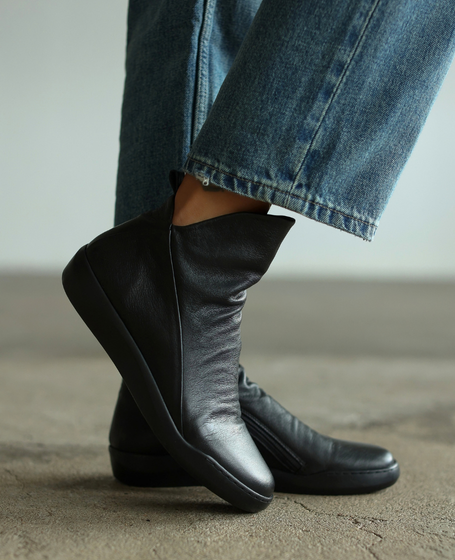 Netalya Women's Black Leather Boots