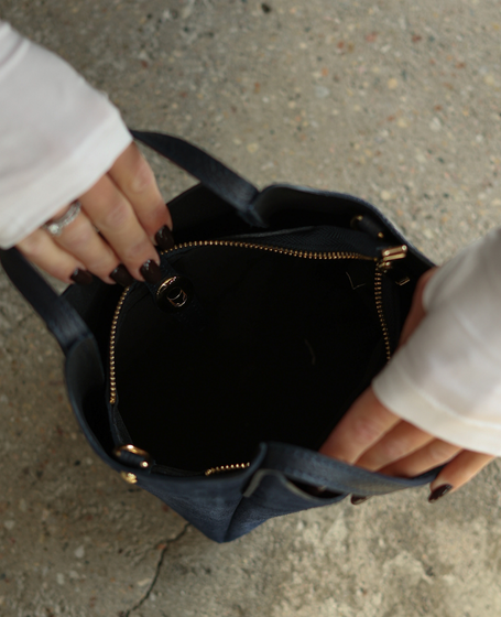 Vittora Granat - Mini Leather Messenger Bag