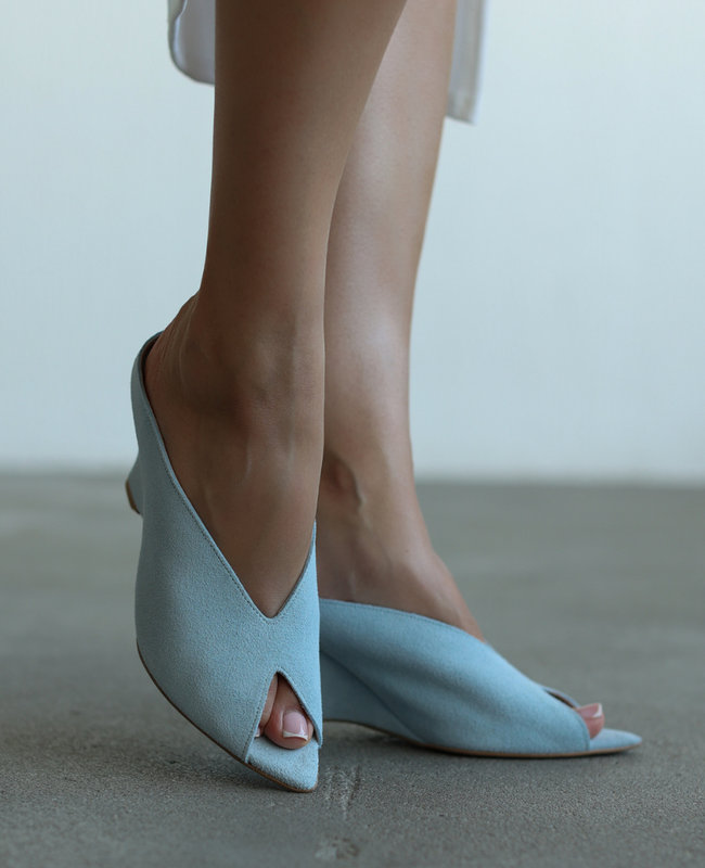 Krameti Women's Light Blue Leather Flip-Flops