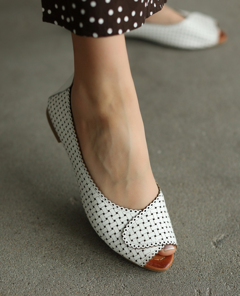 Vilenea Women's White Leather Ballerina Flats