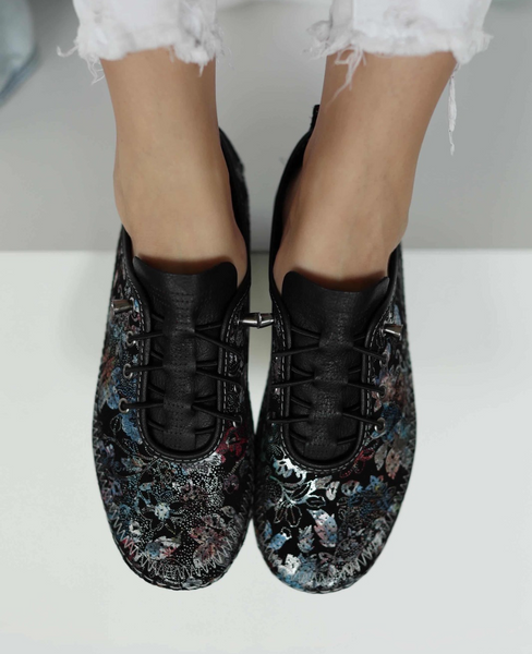 Cavelia Women's Black Leather Low-Cut Shoes with a Floral Motif