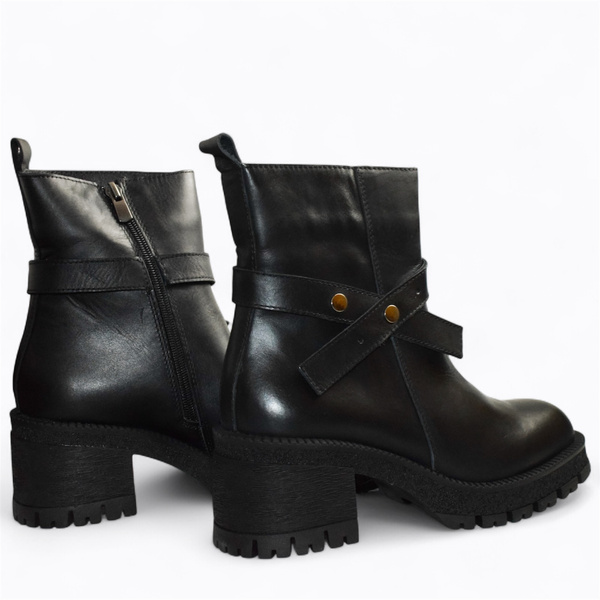 Euriana Women's Black Leather Ankle Boots