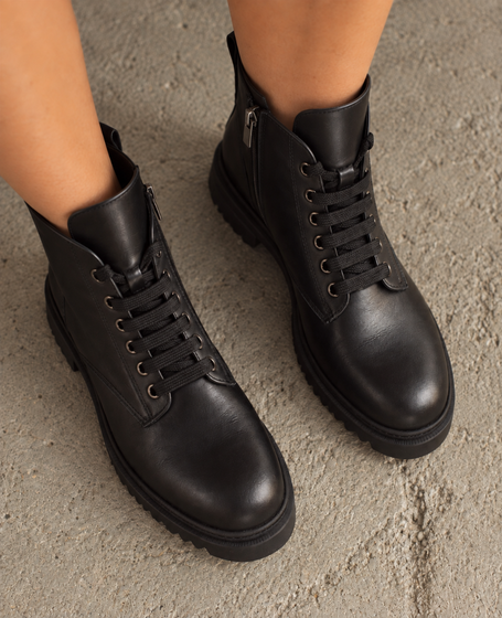 Uvenira Women's Black Leather Boots