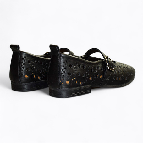 BLACK WOMEN'S LOW-TOP SHOES LIKE THESE
