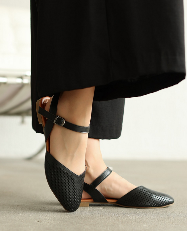 Laveria Women's Black Leather Sandals