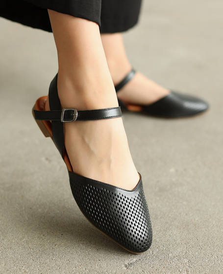 Laveria Women's Black Leather Sandals