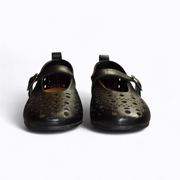 BLACK WOMEN'S LOW-TOP SHOES LIKE THESE