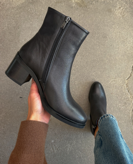 Oraline Women's Black Leather Ankle Boots