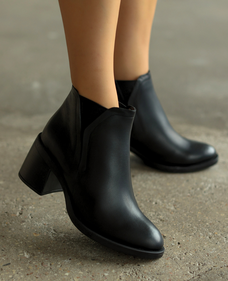 Darelia Women's Black Leather Ankle Boots