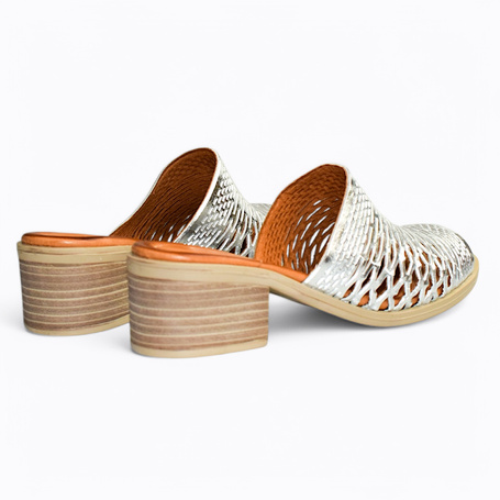 JERINDA WOMEN'S SILVER FLIP-FLOPS
