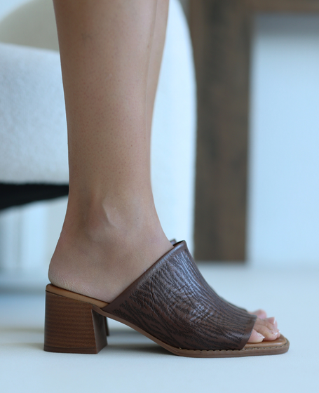 Herlita Women's Leather Chocolate-Colored Flip-Flops
