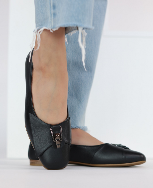 Cevrila Women's Black Leather Ballerina Flats