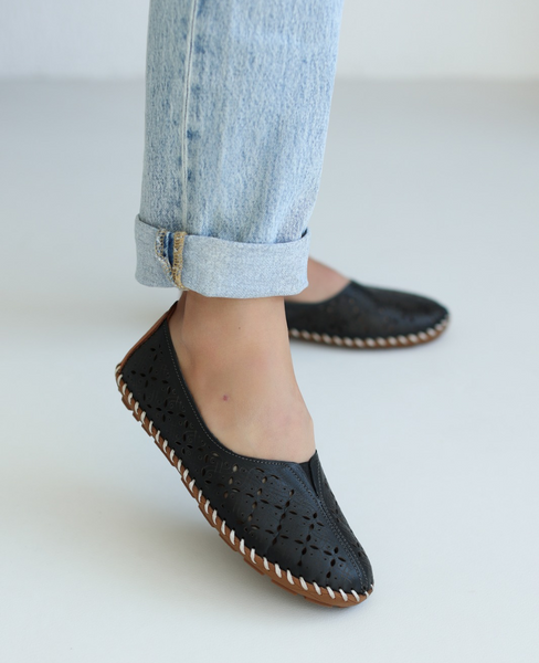 Selevra Women's Black Leather Low-Top Shoes
