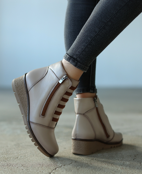 Amelika Women's Gray Leather Boots