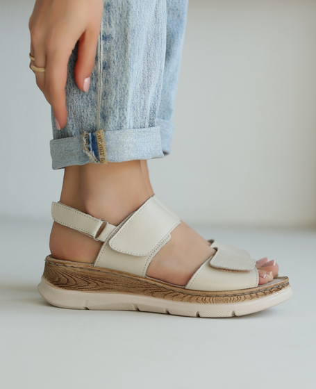 Tovelia Women's Gray Leather Sandals