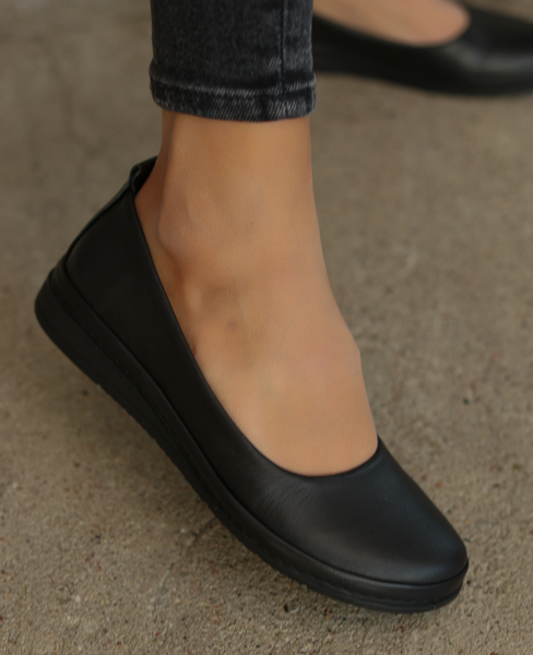 Nirethi Women's Black Leather Low-Cut Shoes